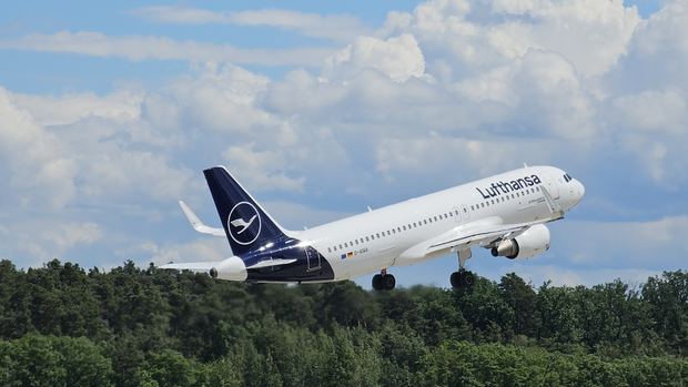 Lufthansa Airbus A320-200 takeoff at Frankfurt Airport